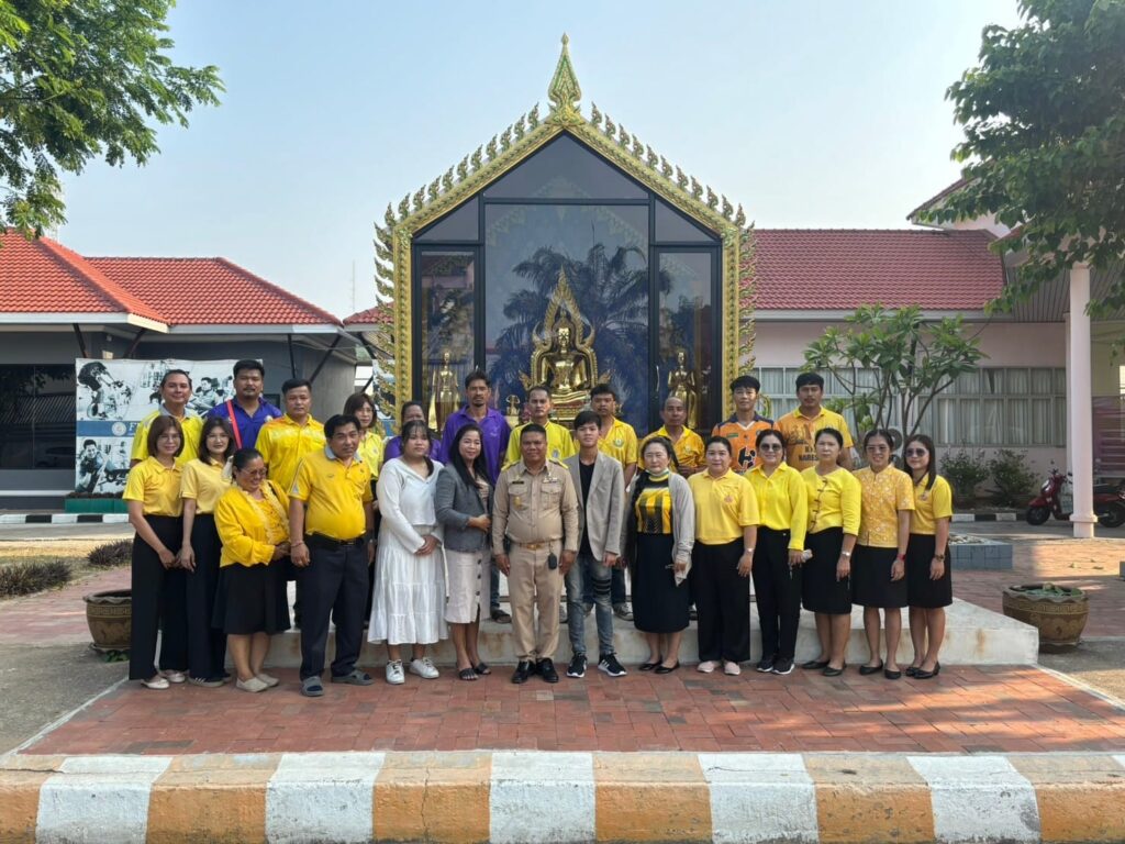 คณะครูและบุคลากรทางการศึกษาของโรงเรียน กราบสักการะพระพุทธชินราช และ ศาลพระภูมิเจ้าที่ เนื่องในโอกาสย้ายมาดำรงตำแหน่งผู้อำนวยการสถานของโรงเรียนกีฬาองค์การบริหารส่วนจังหวัดพิษณุโลก