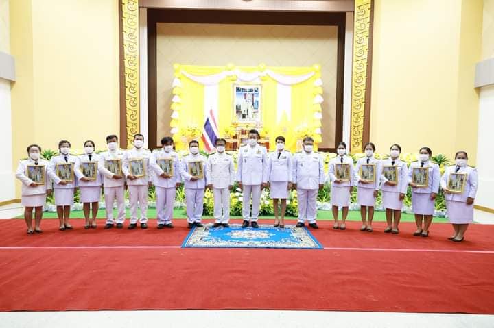 คณะครู โรงเรียนกีฬาองค์การบริหารส่วนจังหวัดพิษณุโลก รับพระราชทาน พระบรมฉายาลักษณ์พระบาทสมเด็จพระเจ้าอยู่หัวและสมเด็จพระนางเจ้าฯ พระบรมราชินีให้แก่โรงเรียนในสังกัดองค์การบริหารส่วนจังหวัดพิษณุโลก