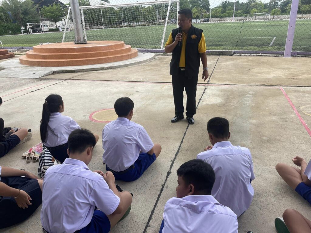 วันที่ 27 พ.ค.67 นาย วุฒิพล ช้างเผือก ผู้อำนวยการโรงเรียนกีฬาองค์การบริหารส่วนจังหวัดพิษณุโลกให้โอวาท กับ นักเรียน หน้าเสาธง เช้าวันจันทร์ วันแรกของสัปดาห์ การเรียนการสอน
